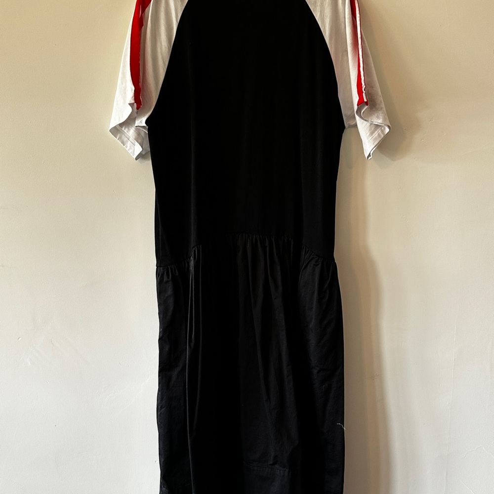 Cynthia Rowley Stylish Black and White Dress w/ Red Stripe on Sleeve